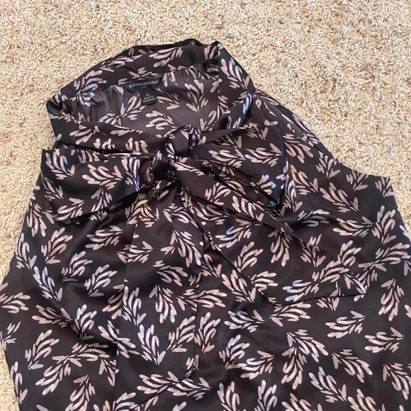 Banana Republic XS Purple Patterned High Tie V-Neck Tank - Picture 3 of 6